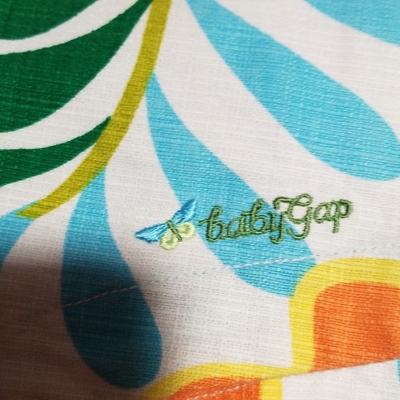 Distress Levi's shorts an a gap top 2t - Picture 4 of 7